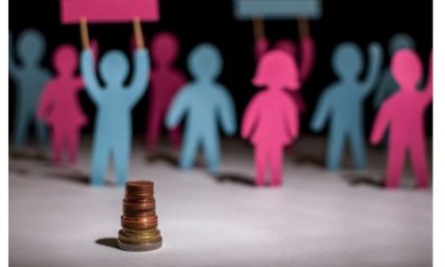 Silhouettes en papier bleu et rose en arrière plan et pile de pièces au premier plan